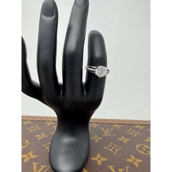 Cubic zirconia ring size 7 585 white gold 2 grams - Picture 2 of 5